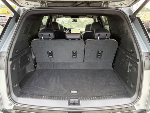 Used 2025 Chevrolet Traverse RS FWD image 18