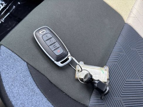Used 2025 Nissan Versa SV FWD image 21