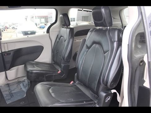 Used 2022 Chrysler Pacifica Touring-L FWD image 24