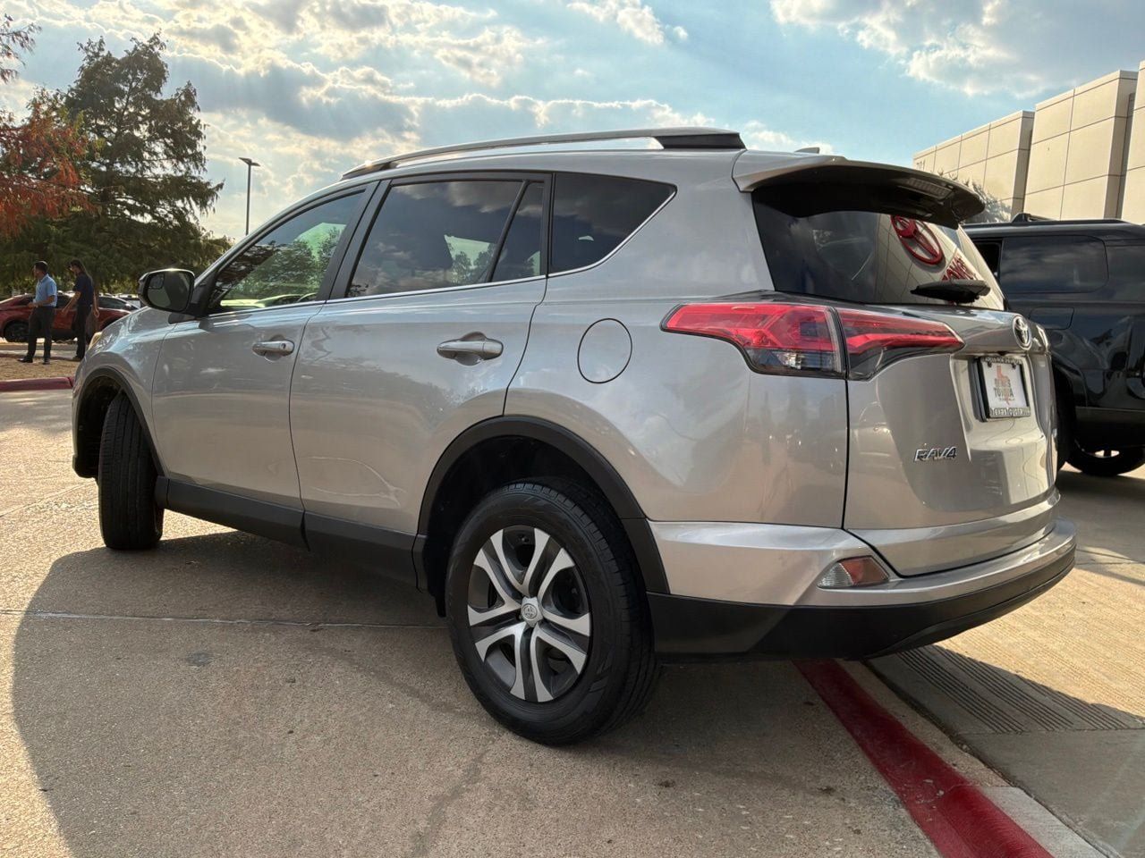 Used 2017 Toyota RAV4 LE FWD image 8