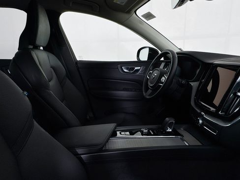 Used 2025 Volvo XC60 B5 Plus image 28