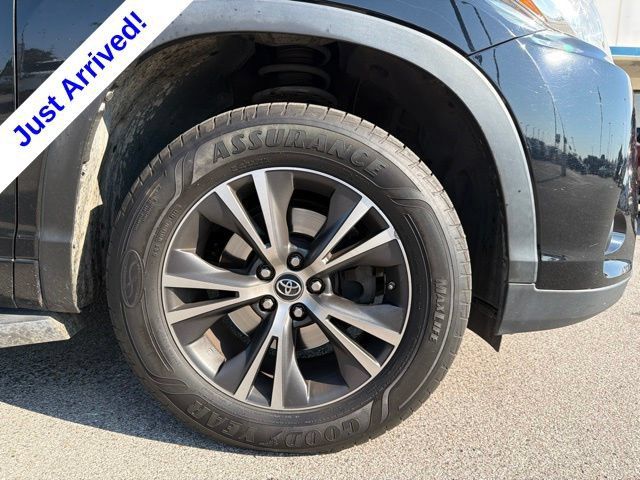 Used 2018 Toyota Highlander LE FWD image 15