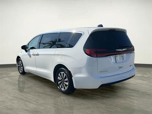 Used 2024 Chrysler Pacifica Select image 6