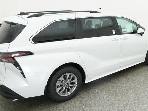 New 2026 Toyota Sienna XLE FWD image 18