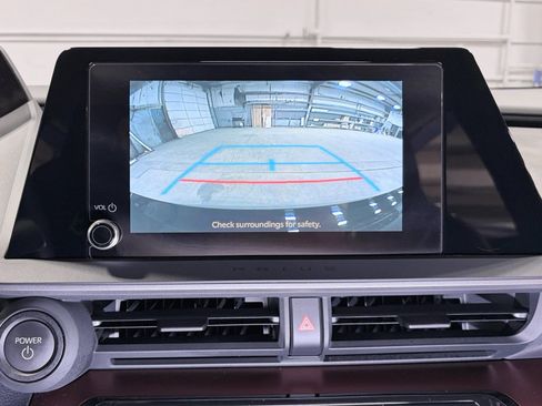 Used 2025 Toyota Prius Plug-In Hybrid image 11