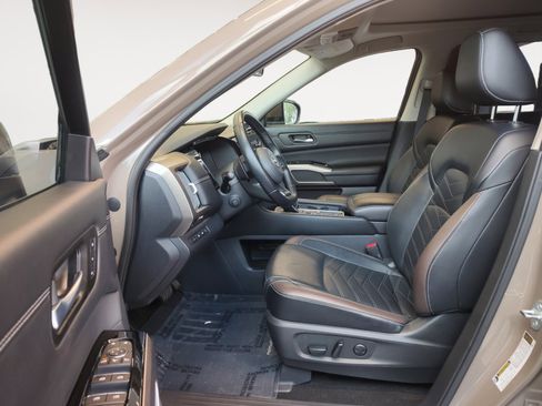 Used 2023 Nissan Pathfinder Platinum w/ Black Appearance Package FWD image 25