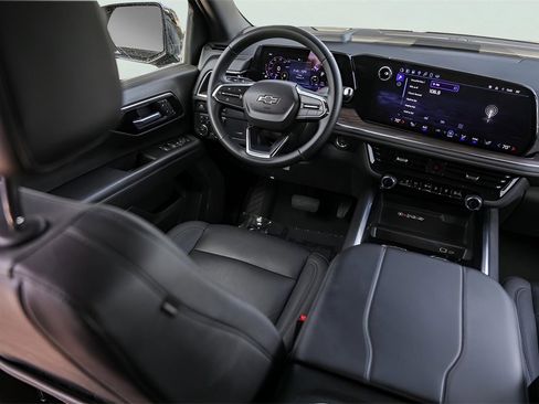 Used 2025 Chevrolet Suburban Z71 image 30