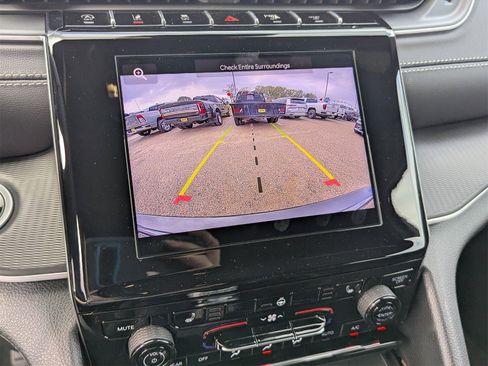 Used 2025 Jeep Grand Cherokee Altitude image 8