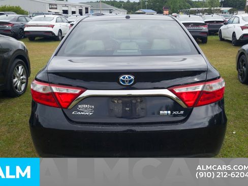 Used 2017 Toyota Camry XLE w/ Moonroof Package FWD image 11