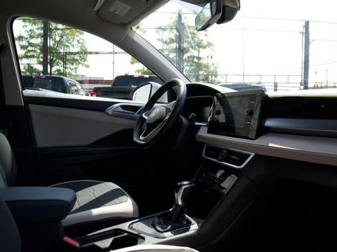 Used 2025 Volkswagen Taos SE w/ Panoramic Sunroof Package FWD image 26