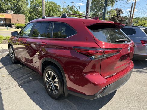 Used 2023 Toyota Highlander XLE AWD/4WD image 5