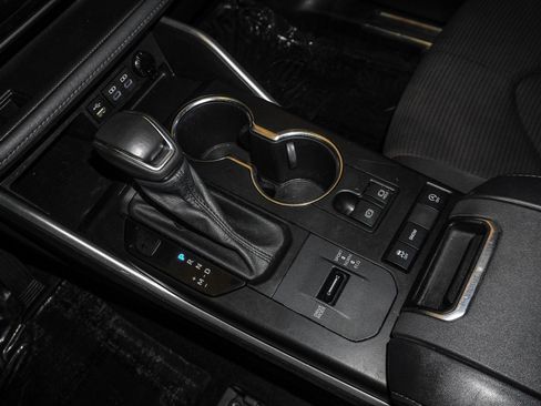 Used 2022 Toyota Highlander LE image 32