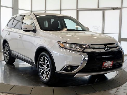 Used 2017 Mitsubishi Outlander SE AWD/4WD image 2