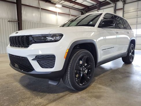 New 2025 Jeep Grand Cherokee Altitude AWD/4WD image 2