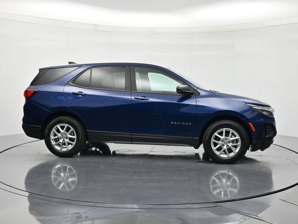 Used 2023 Chevrolet Equinox LS w/ LS Convenience Package FWD image 4