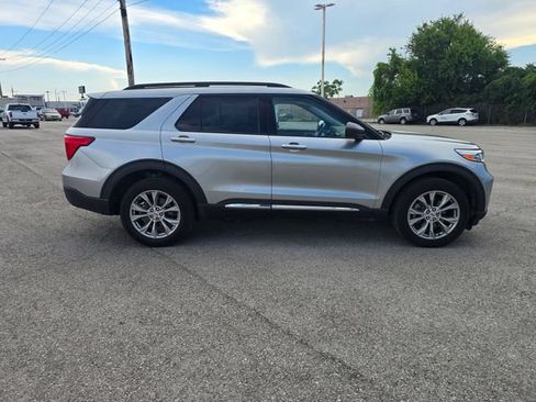 Used 2024 Ford Explorer XLT w/ Equipment Group 202A AWD/4WD image 3