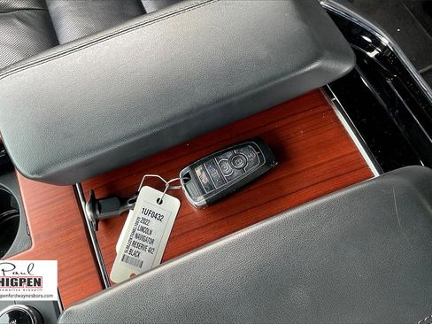 Used 2022 Lincoln Navigator Reserve image 11