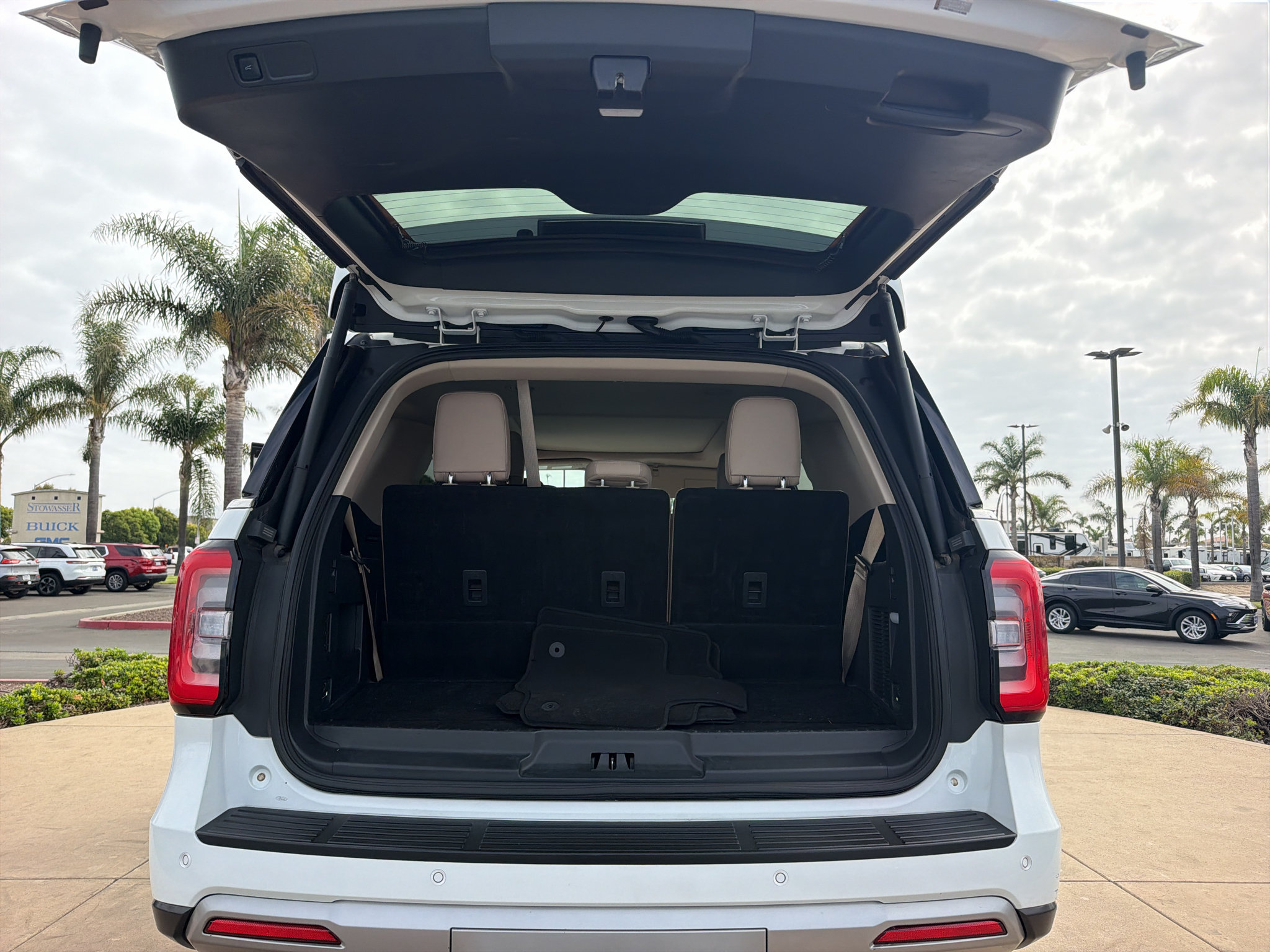 Used 2024 Ford Expedition Limited AWD/4WD image 18