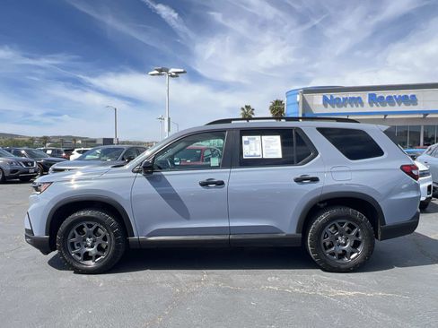 Used 2025 Honda Pilot TrailSport image 2