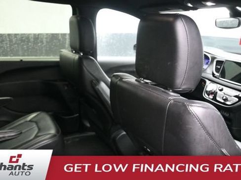 Used 2025 Chrysler Pacifica Select FWD image 12
