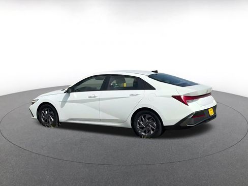 Used 2026 Hyundai Elantra Hybrid FWD image 8