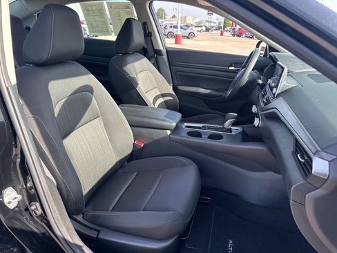 Used 2025 Nissan Altima 2.5 SV FWD image 11