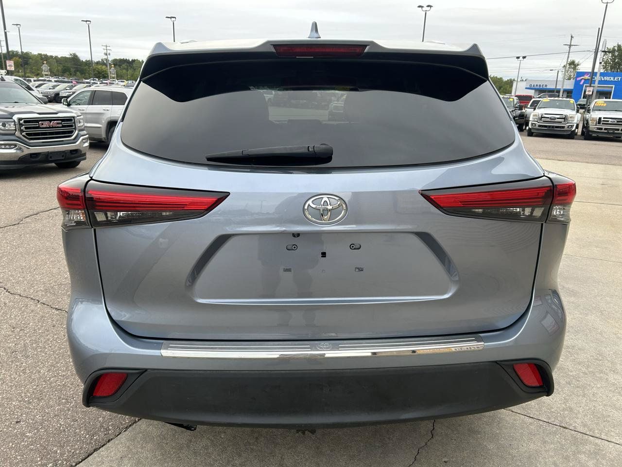 Used 2022 Toyota Highlander XLE AWD/4WD image 6
