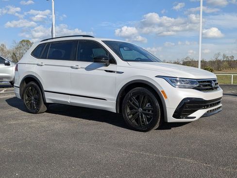 Used 2022 Volkswagen Tiguan SE R-Line image 2