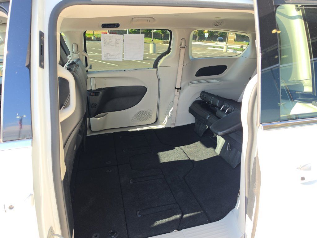 Used 2023 Chrysler Pacifica Touring-L FWD image 17