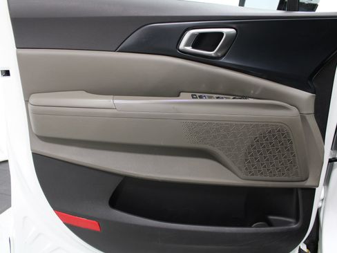 Used 2025 Kia Carnival FWD image 11
