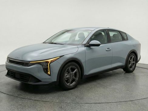 Used 2025 Kia K4 LXS image 3