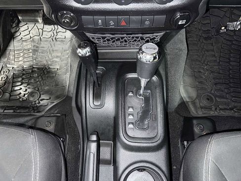 Used 2018 Jeep Wrangler Unlimited Sahara image 29