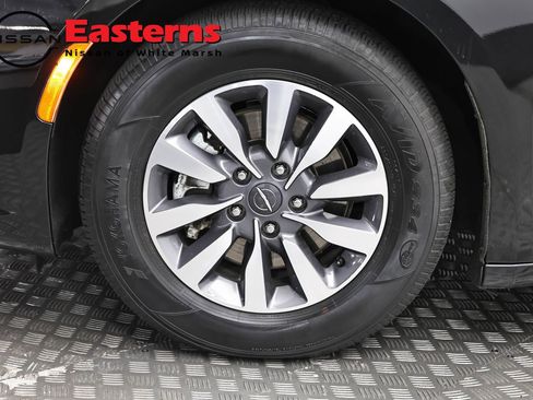 Used 2023 Chrysler Pacifica Touring-L FWD image 33
