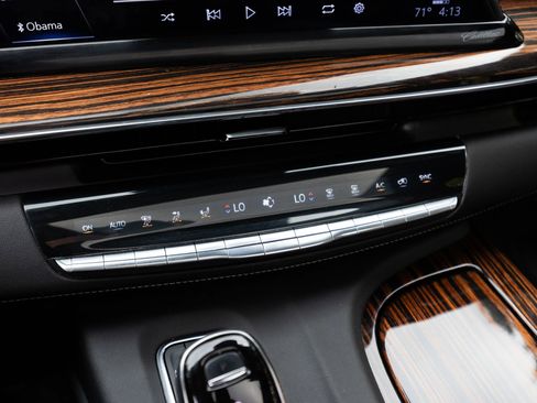Used 2023 Cadillac Escalade Premium Luxury image 39