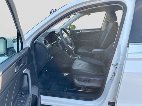 Used 2024 Volkswagen Tiguan SE AWD/4WD image 10