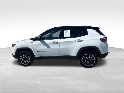 Used 2024 Jeep Compass Trailhawk image 7