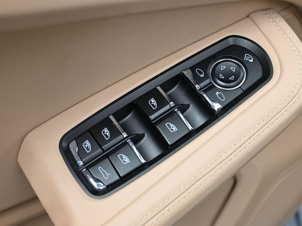 Certified 2023 Porsche Macan AWD/4WD image 19