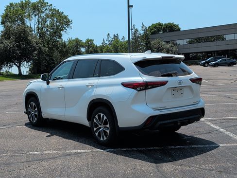 Used 2021 Toyota Highlander XLE AWD/4WD image 3