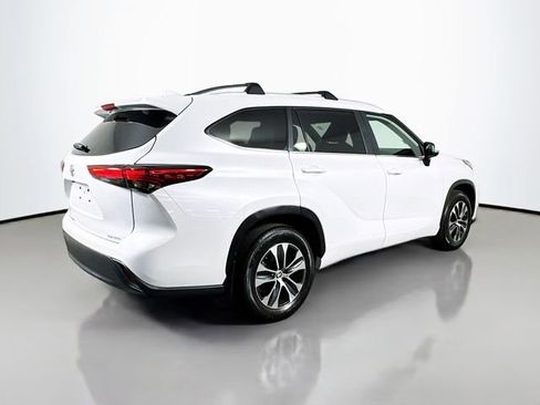 Certified 2023 Toyota Highlander XLE image 8