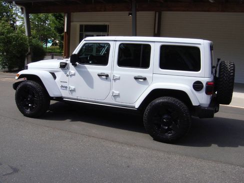 Used 2022 Jeep Wrangler Unlimited Sahara w/ Cold Weather Group AWD/4WD image 9