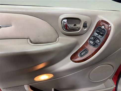 Used 2003 Chrysler Town & Country Limited image 9
