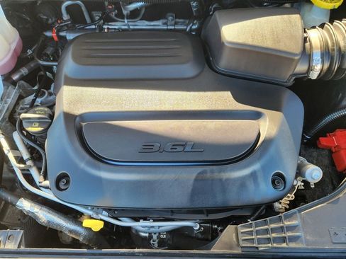 Used 2024 Chrysler Pacifica Limited FWD image 32