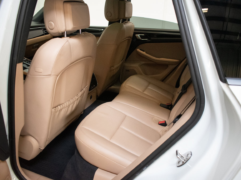 Certified 2023 Porsche Macan AWD/4WD image 22