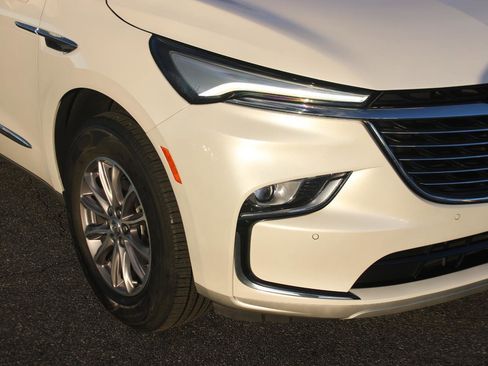 Used 2023 Buick Enclave Essence image 9