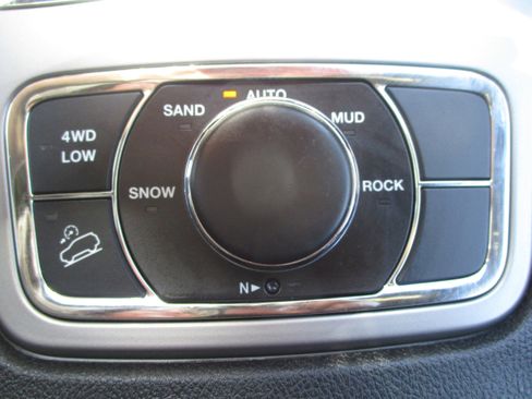 Used 2022 Jeep Grand Cherokee Laredo X image 32