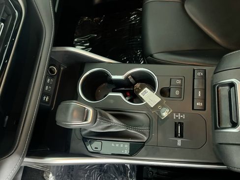 Used 2022 Toyota Highlander XLE FWD image 21