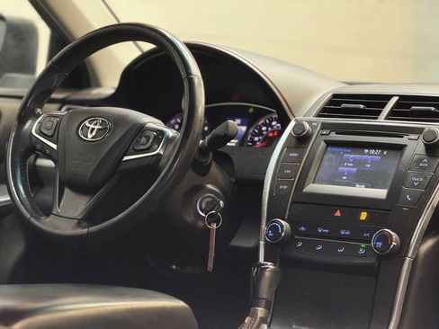 Used 2017 Toyota Camry SE image 4