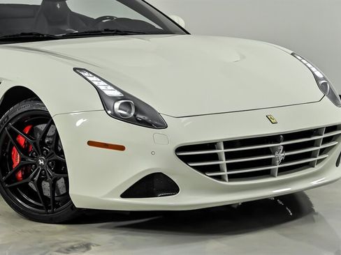 Used 2016 Ferrari California T RWD image 3