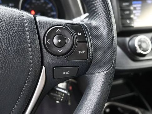 Used 2018 Toyota RAV4 LE FWD image 6