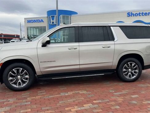 Used 2022 Chevrolet Suburban LT image 8